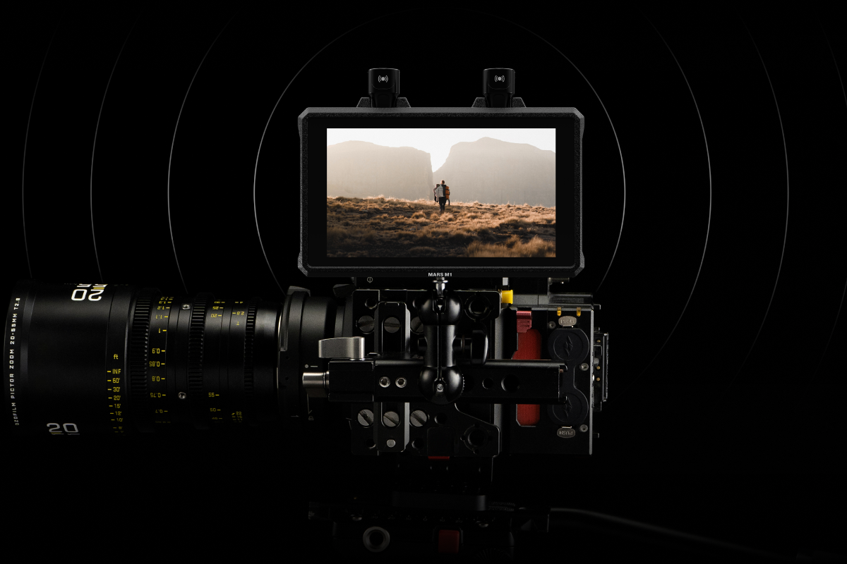 Hollyland Mars M1 Enhanced video monitor displaying a 450-foot wireless transmission range on screen.